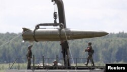 Russian servicemen equip an Iskander tactical missile system at a facility near Moscow. (file photo)