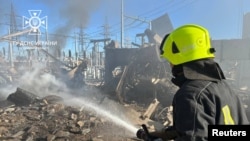 Pompierii au intervenit pentru stingerea incendiilor la infrastructura de energie, survenite în urma atacurilor cu rachetă ale armatei ruse de luni, din care o parte au fost oprite de armata ucraineană.