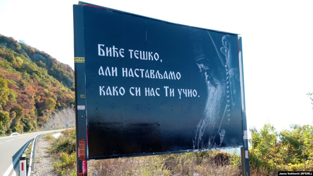Jedan od bilborda na magistralnom putu od Budve ka Cetinju sa slikom preminulog mitropolita SPC Amfilohija i natpisom “Biće teško ali nastavljamo kako si nas Ti učio”.