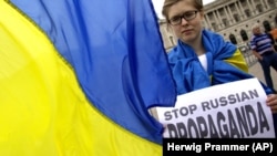Плакат англійською «Стоп російській пропаганді» на одній з акцій протесту (архівна світлина)