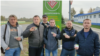 Radnici naftne kompanije Belorusneft koji su otpušteni nakon što su podržali štrajk pokazuju lične karte.