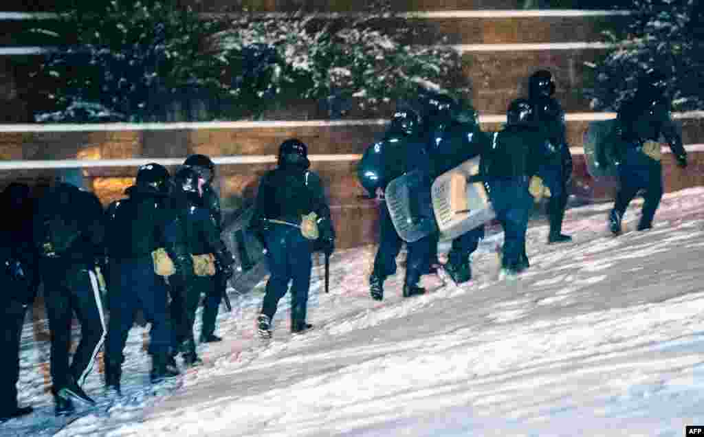 Police leave Ukrainian House after opposition supporters had stormed the building and ousted them from the premises in fresh clashes.