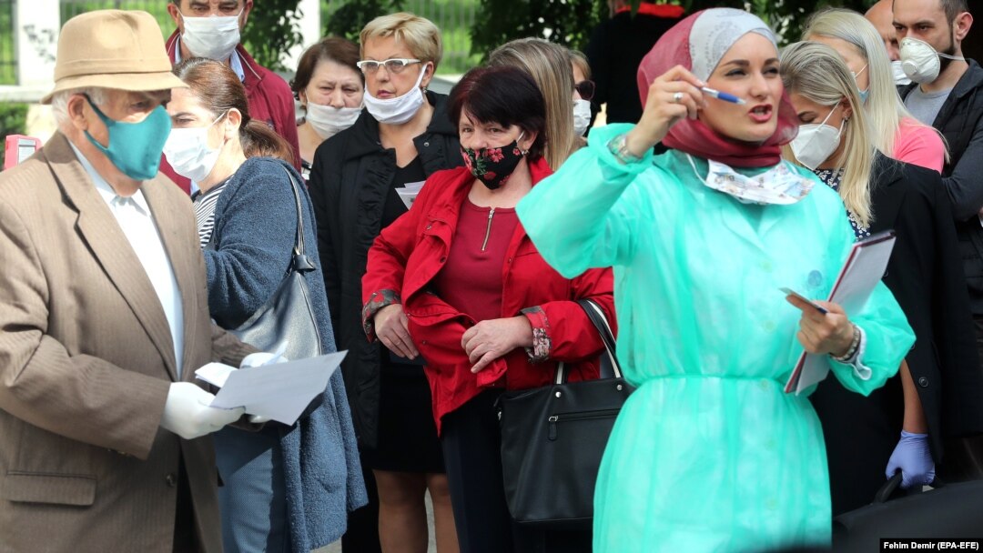 Medicinsko osoblje raspoređuje osobe koje su došle na testiranje, Sarajevo 8. juni 2020. 