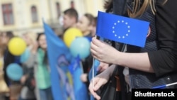 Молодь з прапорами ЄС на одній із акцій у Києві, квітень 2016 року