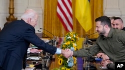 Публічно представники США заперечують, що підштовхують Україну до переговорів і такі обговорення взагалі з нею ведуться