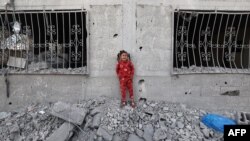 Palestinska djevojčica plače dok stoji pored ruševine jedne kuće, uništene u izraelskom napadu na Kan Junis na jugu Pojasa Gaze, 2. aprila 2025.