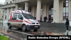 Амбулантна кола пред Судот во Скопје.