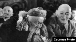 Казахский поэт Джамбул (слева) и глава компартии Казахстана Жумабай Шаяхметов. Алматы, 1943 год.