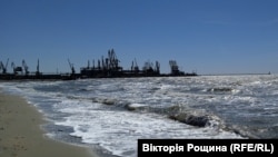 Вантажне судно «Волгонефть 212» з 13 членами екіпажу на борту зазнає лиха у Керченській протоці та запросило допомоги (фото архівне)
