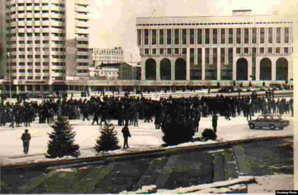 1986-жылдын 17-декабрында таң эрте Алматыдагы Брежнев аянтына (азыркы Республика аянты) шаардагы жогорку окуу жайларда окуган жана ишканаларда иштеген казак жаштар, студенттер, жумушчулар чогулушту.