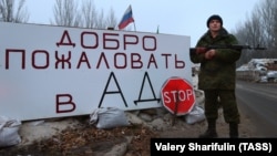 Бойовик російських гібридних сил на в’їзді в окуповану Горлівку на Донеччині, 14 грудня 2014 року