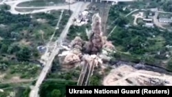 Сили ООС підривають міст між Сєвєродонецьком, над захопленням якого зосереджена російська армія, і окупованим Рубіжним 18 травня. Зараз ворог просунувся вже далі та намагається взяти захисників Сєвєродонецька в локальний котел