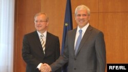 EU Enlargement Commissioner Olli Rehn (left) and Serbian President Boris Tadic meet in Belgrade 