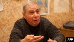 Akram Aylisli (pictured in 2013) is accused of assaulting and seriously injuring a border guard almost half a century his junior -- a claim the writer dismisses as "absurd."