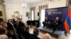 Пашинян встретился с армянской общиной США. У посольства его встретили молодые активисты с плакатами