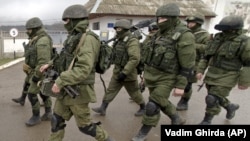 Окупація українського Криму. Російські військові без розпізнавальних знаків (так звані «зелені чоловічки») у селі Перевальне, 5 березня 2014 року