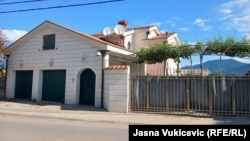 Ulaz u vilu Pavela Budinskog u Bogišićima, opština Tivat (maj 2025.).