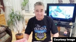 Александр Черненко в футболке, за которую его оштрафовали. Лицо заблюрено редакцией "Idel.Реалии"