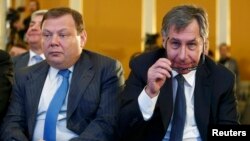 Голова ABH Holdings (ABHH) Петр Авен (п) та голова наглядової ради консорціуму Alfa Group Михайло Фрідман беруть участь у засіданні під час «тижня російського бізнесу», організованого Російським союзом промисловців та підприємців. 16 березня 2017 року