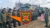 Командир белорусского 56-го отдельного полка связи подполковник Павел Чайка встречает российских военных из 200-й отдельной мотострелковой Печенегской бригады вместе с техникой на станции Озерище под Минском, 30 апреля 2025 года