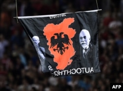 Dron nosi mapu "Velike Albanije" i natpis "autohtona" tokom utakmice između Albanije i Srbije u Beogradu 2014. godine.