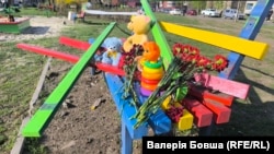 Кветкі і цацкі на месцы гібелі дзяцей на падворку ў Крывым Рагу, 5 красавіка 2025 году