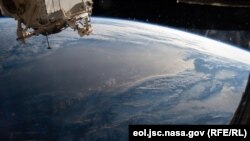 Жер шарынын бир бөлүгүнүн космостон тартылган сүрөтү.
