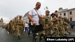 Учасник бойових дій, який втратив обидві ноги, захищаючи Україну від агресії Росії, під час «Маршу захисників». Київ, 24 серпня 2020 року