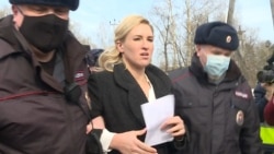 Head Of Russian Doctors' Alliance Detained Outside Prison Holding Navalny