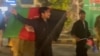 افغانانو په کرکټ کې انګلینډ ته د ماتې ورکولو په خوشالۍ کې اتڼونه کړي دي