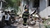 Рятувальники проводять розбір конструкцій зруйнованого будинку, ймовірно, під завалами є ще люди