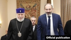 სომხეთის პატრიარქის, გარეგინ II-ის შეცვლა პრემიერ-მინისტრ ნიკოლ ფაშინიანს თავიდანვე სურდა. ფოტოზე: შეხვედრა 2018 წლის ნოემბერში, როცა ფაშინიანი ხელისუფლებაში მოვიდა. 