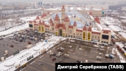 Some Russians have criticized Dream Island's extensive car park.