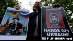 Під час акції проти збройної агресії Росії щодо України біля російського посольства в Чехії. Прага, 17 квітня 2014 року