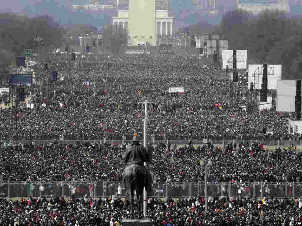 Milijuni ljudi čekaju inauguraciju... - Više od dva milijuna ljudi se okupilo u Washingtonu, čekajući Baracka Obamu.