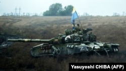 Украинский флаг на заброшенном российском танке в Донецкой области, 10 октября 2022 года