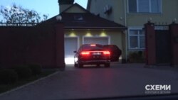 Зрештою авто попрямувало за місто – в напрямку елітного поселення Конча-Заспа, де заїхало у двір одного з будинків