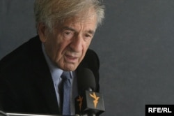 Elie Wiesel talks to RFE/RL at Forum 2000 in Prague in 2006.