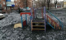 Детская площадка с чёрным снегом в Киселёвске