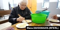 Ихтиолог-рыбовод Майя Агрба сортирует икру форели