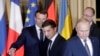 Президент Франції Емманюель Макрон, президент України Володимир Зеленський та президент Росії Володимир Путін на зустрічі в Єлисейському палаці у Парижі. Франція, 9 грудня 2019 року