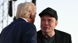 Президент США Дональд Трамп беседует с Илоном Маском (справа) в Белом доме, 14 марта 2025 года