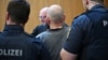 Inculpatul Dieter S. este escortat la tribunal, în München, Germania, 20 mai 2025