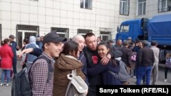 Близкие и друзья провожают в армию Алимжана Избасарова. Нур-Султан, 5 июня 2019 года.