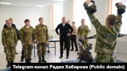 Радий Хабиров (по центру)