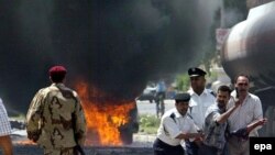 يکی بمب گذار انتحاری، خودروی بمب گذاری شده خود را به يک تانکر حمل سوخت در محله جدريه کوبيد و علاوه بر کشتن ۱۰ نفر، ۲۱ نفر را نيز مجروح کرد.