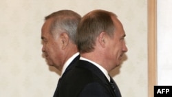 Uzbek President Islam Karimov (left) and Russia's then-president and current prime minister, Vladimir Putin, toast the good times in 2004.