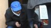Илустрација: Чистач на чевли со капче со знамето на ЕУ во Скопје 
