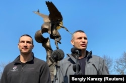 Міський голова Києва і колишній чемпіон з боксу у важкій вазі Віталій Кличко (праворуч) та його брат Володимир під час пресконференції щодо масштабного вторгнення Росії до України. Київ, 23 березня 2022 року