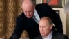 Евгений Пригожин (вляво) асистира на Владимир Путин по време на вечеря с чуждестранни учени и журналисти в ресторант Cheval Blanc в помещенията на конен комплекс извън Москва, 11 ноември 2011 г.